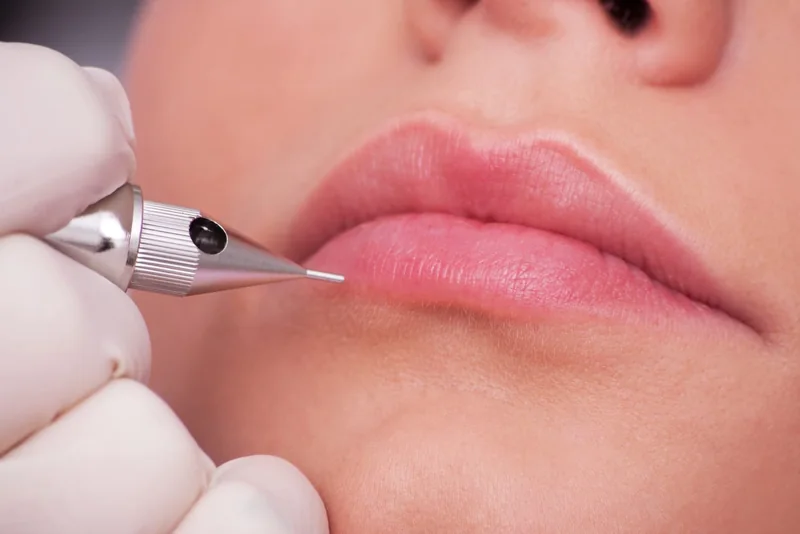 Nahaufnahme von Lippen mit Pigmentiergerät
