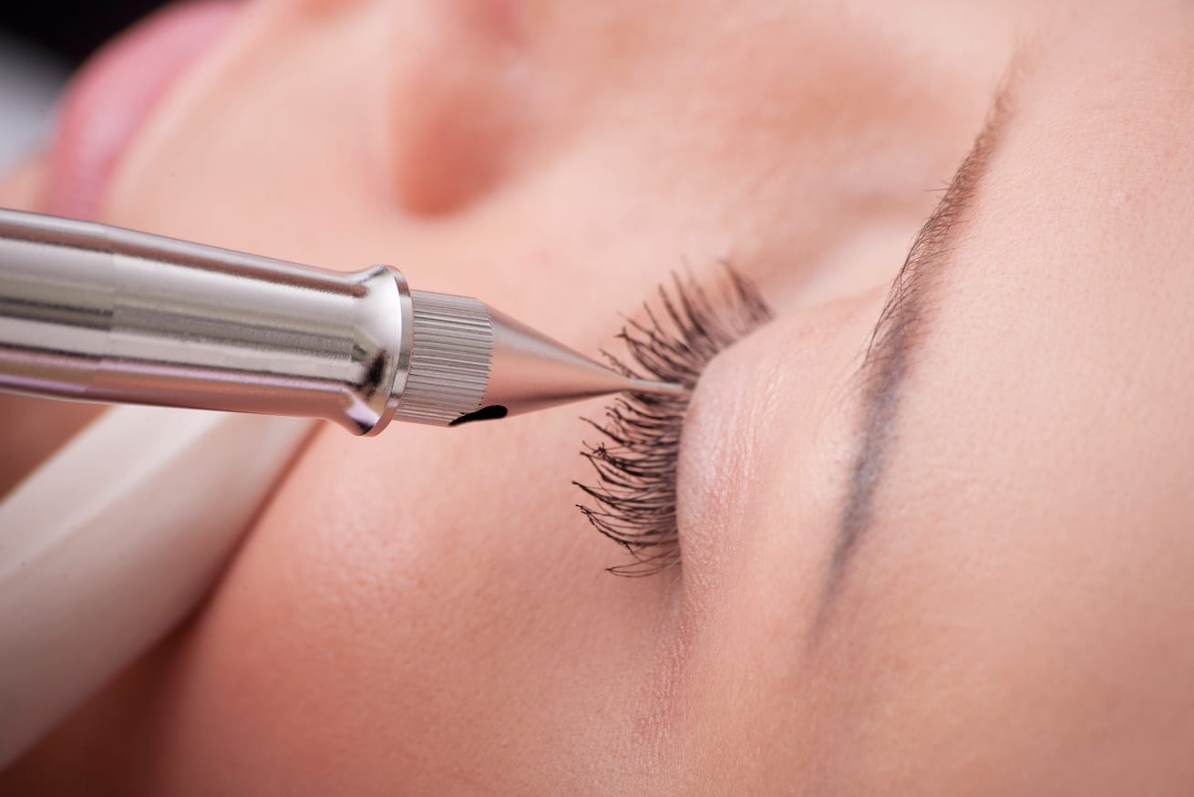 Wimpernkranzverdichtung und feines Augen Permanent Make-up